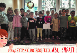 Zdjęcie grupy pomarańczowej dzieci wzieły udział w zajęciach pt. Tabula rasa, jedno z dzieci trzyma w ręku czystą kartkę poniżej zdjęcia napis dołączyliśmy do projektu ABC Epmatii